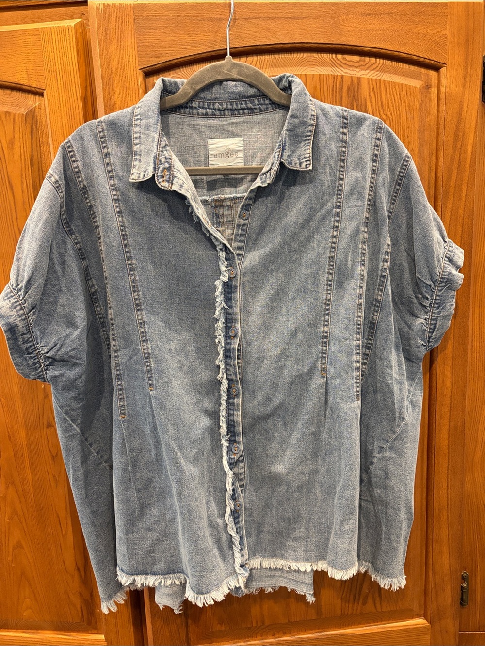 Umgee Chambray Button-Down Shirt in Light Blue size small